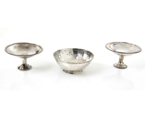 George III silver bowl, London 1812, 13.5 cm diam., together with a pair of silver tazze, 7.5 cm high, 10 oz. (311 gr.) (3). 