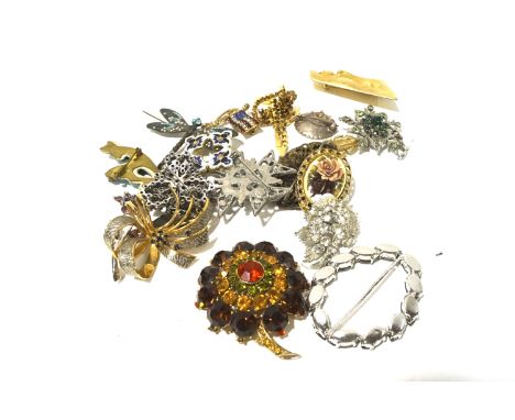 Twenty vintage brooches. Of assorted sizes and designs, including ceramic and enamel examples