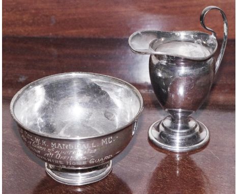 An Edwardian silver helmet shaped cream jug and sugar basin, 10cm high, London 1906, 4oz 