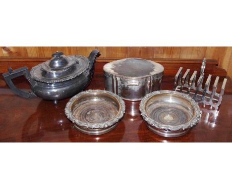 Plated Ware - a pair of late 19th century Sheffield Plated bottle coasters, draught turned bases, the rims applied with folia