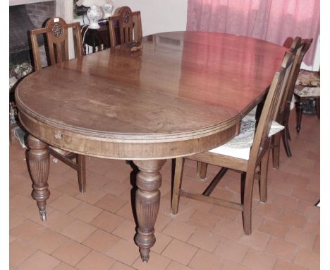 A Victorian walnut rounded rectangular wind-out dining table, moulded top, turned and fluted legs, ceramic casters, 74cm high