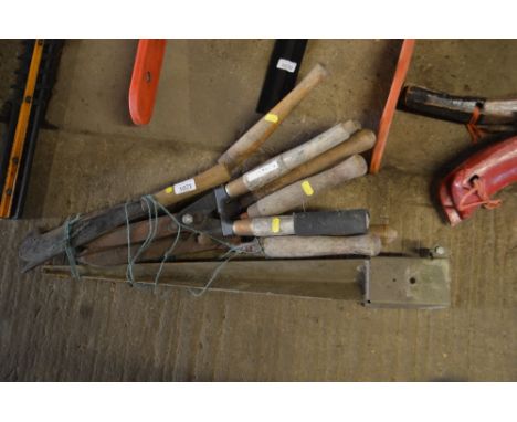A quantity of hand tools and a met post 