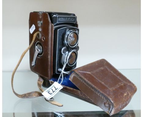 Rolleiflex TLR cased camera: Seriel no 1147935, filtted with Zeiss Tessar lenses in original case