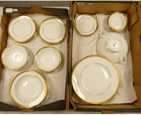 Spode Fleur De Lys gilt dinnerware: Spode Fleur De Lys gilt part dinner service includes 9 x dinner plates 27.5cm, 7 x 18cm p