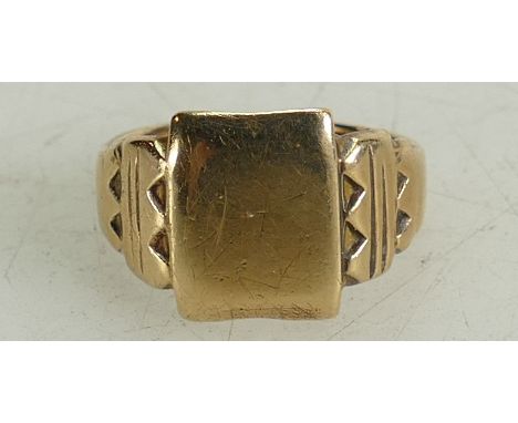 9ct gold gents signet ring 5.6g: