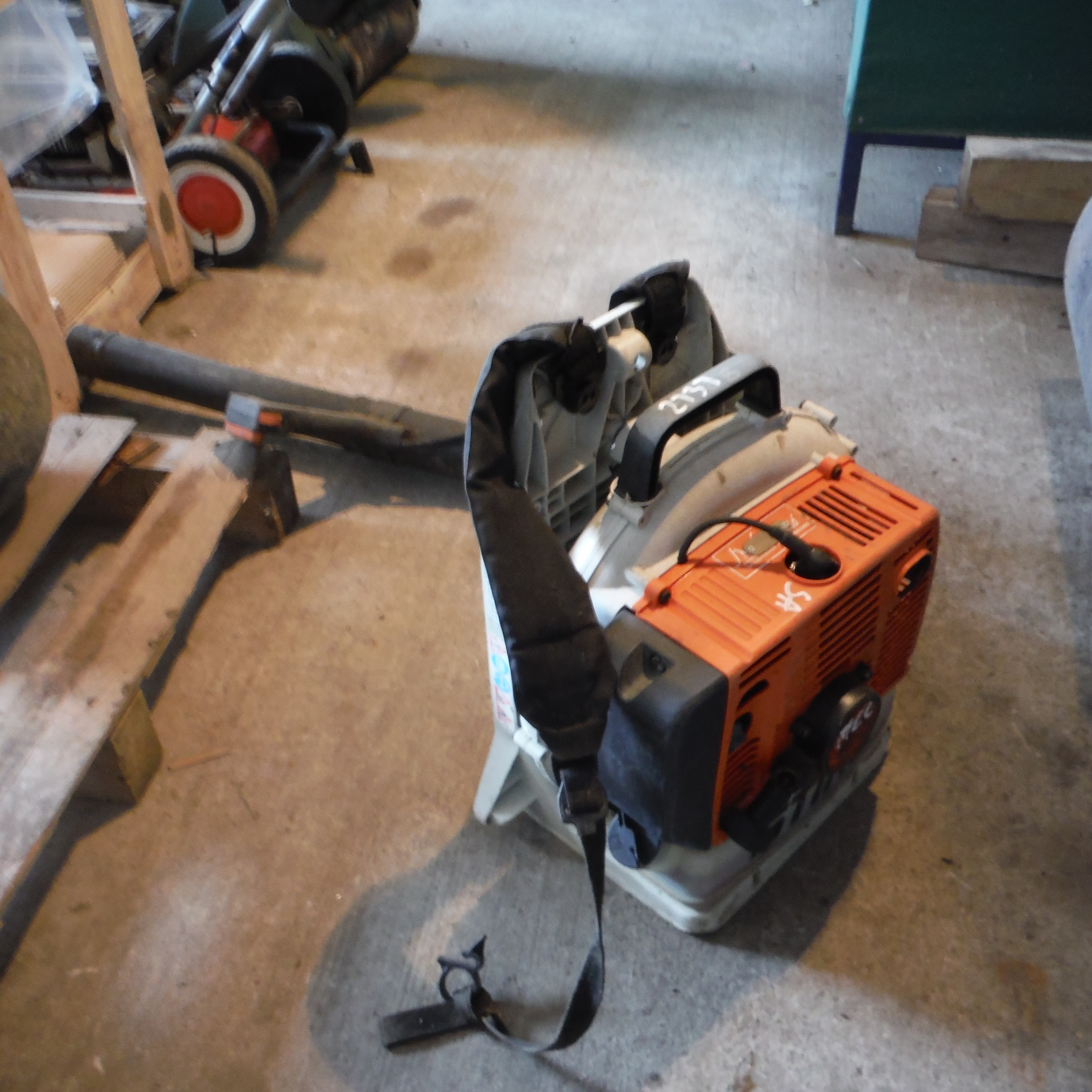 STIHL BR400 petrol backpack leaf blower