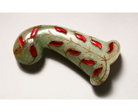 A GOOD EARLY 20TH CENTURY INDIAN MUGHAL CARVED JADE DAGGER KHANJAR HANDLE, With red inlaid stones with wire, 12cm long