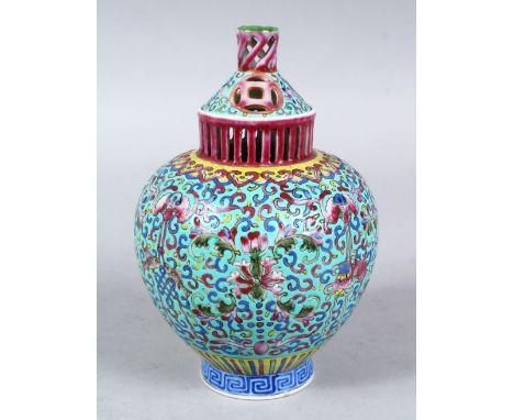 A GOOD CHINESE REPUBLICAN PERIOD FAMILLE ROSE PORCELAIN JAR / INCENSE BURNER &amp; COVER, decorated with scenes of formal scr