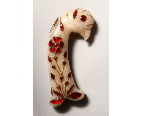 A GOOD EARLY 20TH CENTURY INDIAN MUGHAL CARVED JADE DAGGER KHANJAR HANDLE, In the form of a bird, with red inset stones and w