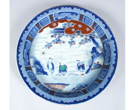 A GOOD 19TH CENTURY CHINESE BLUE &amp; WHITE PORCELAIN DISH, the body of the dish decorated with scenes of figures working in