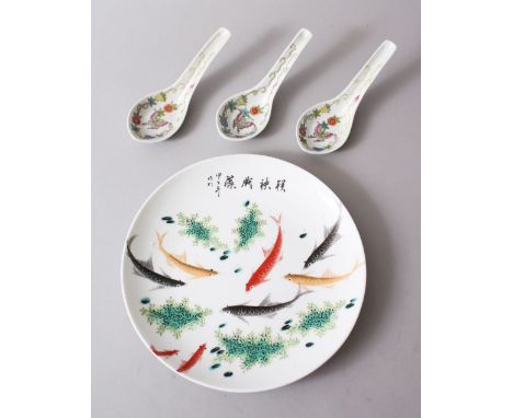 A GOOD CHINESE FAMILLE ROSE PORCELAIN PLATE &amp; THREE FAMILLE ROSE PORCELAIN SPOONS, the plate decorated with swimming koi 