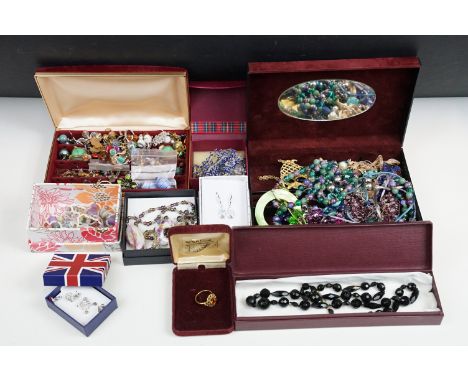 A collection of mixed vintage and contemporary costume jewellery to include earrings, necklaces, brooches...etc..