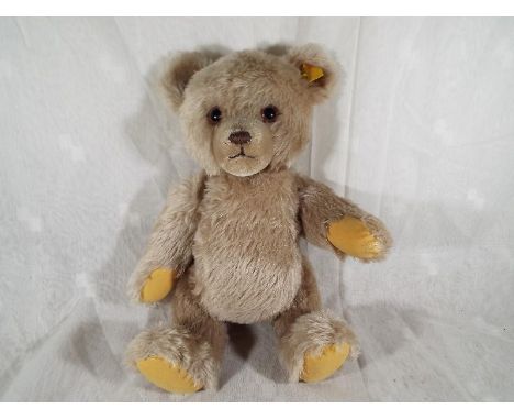 A Steiff bear with growler, 36 cm (high) - Est £40 - £60