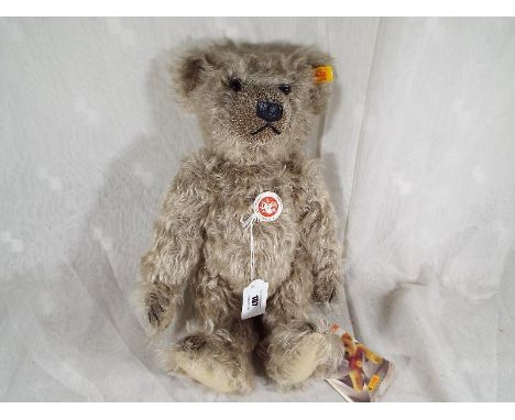 A Steiff classic bear, growler, button in ear with yellow tag # 000553, 37 cm (h) with box - Est £80 - £100