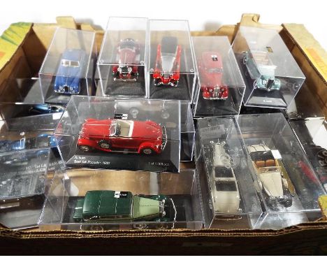 20 diecast model vintage motor vehicles, mint in transparent plastic boxes - Est £20 - £40

