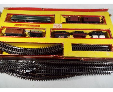 Model railways - a Triang boxed electric train set, The Freightmaster, OO gauge