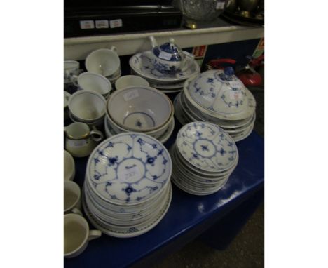 QUANTITY OF COPENHAGEN DINNER WARES TO INCLUDE TUREENS, CUPS, SAUCERS, PLATES ETC    