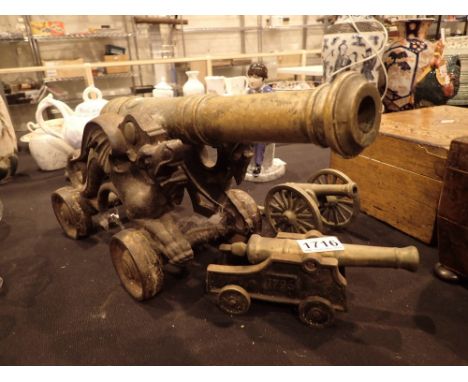 Large brass desk cannon on a cast iron carriage and two miniature cannons largest L: 40 cm 