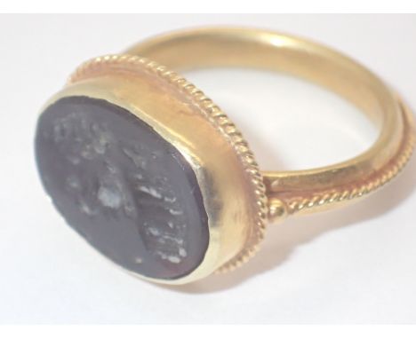 3rdC AD Roman Centurion intaglio ring in 23ct gold size P / Q 4.6g