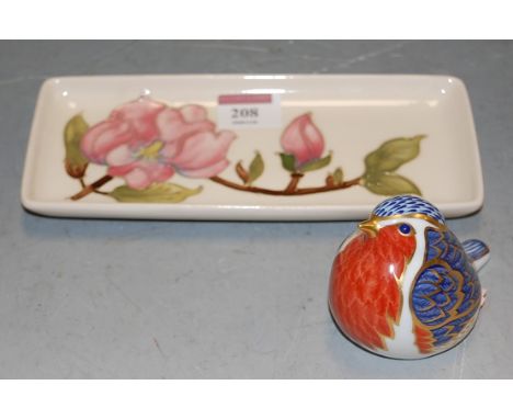 A Royal Crown Derby table ornament of a robin, decorated in the Imari palette; together with a modern Moorcroft pen tray (2)C