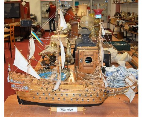 A scale model of the Swedish regal ship 'Wasa' of 1628, and a Billing cannon kit (2)