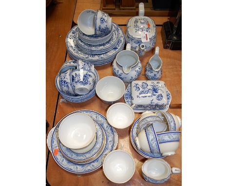 A Royal Doulton Tewkesbury pattern H4793 part tea set; together with Spode Clifton pattern part dinner service (2)