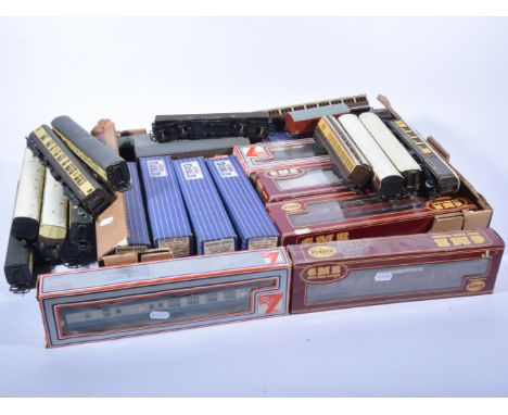 Large quantity of OO gauge railway coaches; including boxed examples if Hornby Dublo coaches, along with other unboxed Hornby