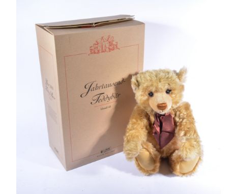 Modern Steiff teddy bear, year 2000 bear, made in 1999, copper fur with growler, boxed.