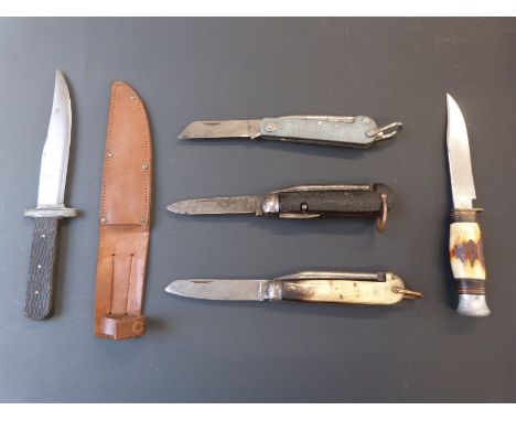 Three clasp knives together with two sheathed hunting knives. Longest blade 16cm.&nbsp;