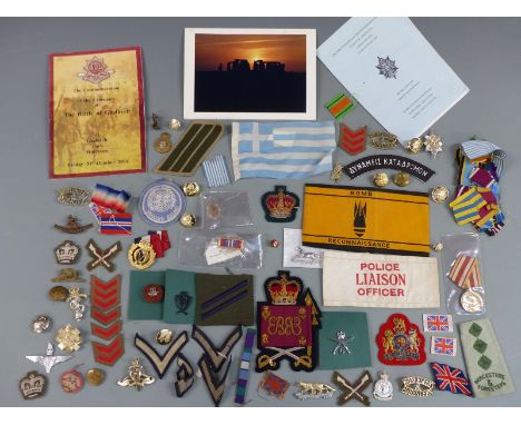 A collection of British Army badges and insignia to include Grenadier Guards Colour Sergeant rank badge, WOI rank badge etc