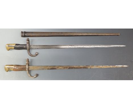 French 1874 T form bladed bayonet dated 1880 to 52cm blade, Ricasso stamped 17083 with metal scabbard, together with similar 