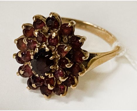 9CT GOLD RUBY CLUSTER RING - SIZE M/N - TOTAL WEIGHT APPROX 4.8 GRAMS