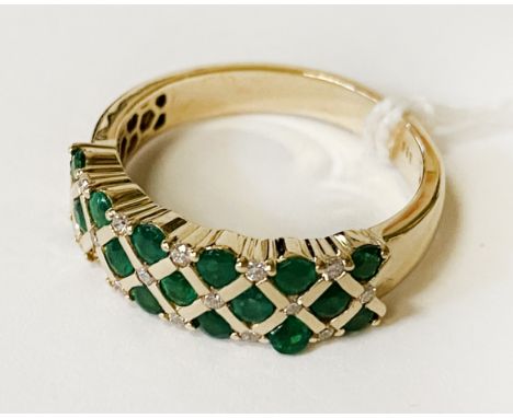 14CT YELLOW GOLD DIAMOND &amp; EMERALD RING  SIZE O, APPROX 5 GRAMS - MISSING 1 STONE