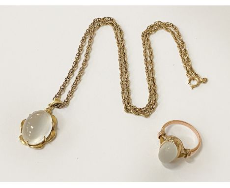 9CT GOLD MOONSTONE RING &amp; AN 18CT GOLD MOONSTONE PENDANT &amp; 9CT GOLD CHAIN