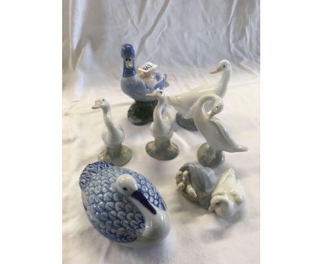 SHELF WITH 4 LLADRO FIGURES OF GEESE OR SWAN, A NAO FIGURE OF A GOOSE, A DUCK OF UNKNOWN MAKE &amp; A DUCK TRINKET BOX