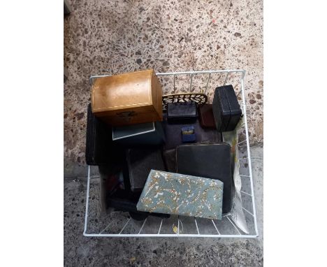 CARTON OF MISC EMPTY KNIFE,FORK &amp; SPOON CASES &amp; A BROWN LEATHER CARD HOLDER