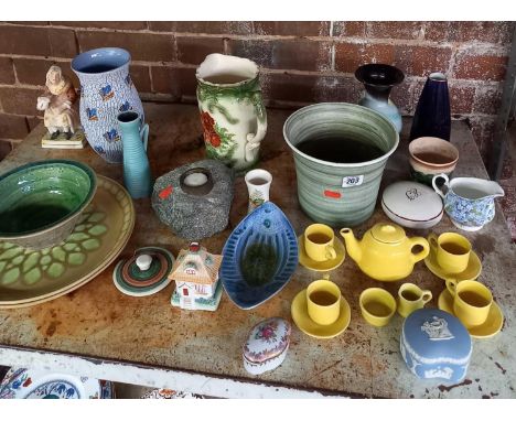 SHELF OF MISC CHINAWARE, VASES, JUGS &amp; SMALL YELLOW TEA SET 