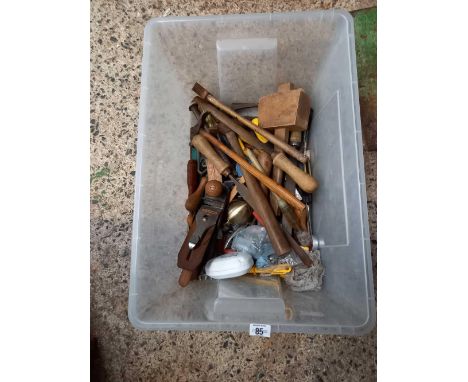 PLASTIC CARTON OF MISC HAND TOOLS &amp; A DRAPER No.4 SMOOTHING PLANE