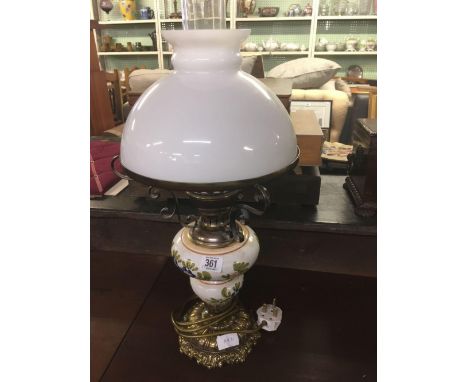 BRASS &amp; CERAMIC TABLE LAMP IN THE STYLE OF AN OIL LAMP WITH CHIMNEY &amp; GLASS SHADE