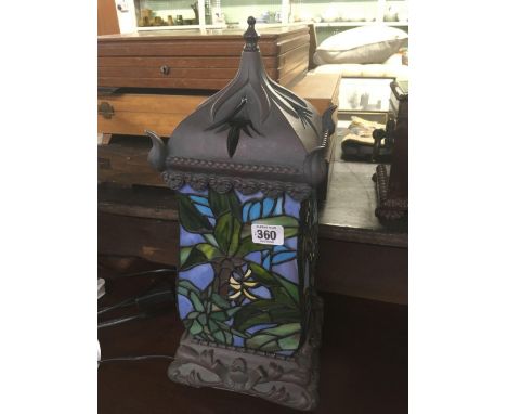 MOROCCAN STYLE LANTERN TABLE LAMP WITH TIFFANY STYLE LEADED GLASS DECORATION 
