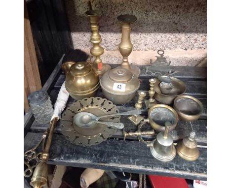 SHELF OF BRASS ITEMS INCL; CANDLESTICKS, LIPTONS TEA CADDY, BRITISH EMPIRE EXHIBITION 1925 CADDY &amp; OTHER BRASS ITEMS