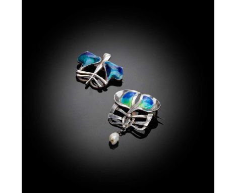 OLIVER BAKER (BRITISH 1856-1939) (ATTRIBUTED TO) FOR LIBERTY & CO., LONDON BROOCH, CIRCA 1904 white metal, enamel and pearl, 