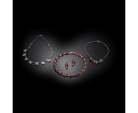 Y VOLMER BAHNER (DANISH 1912-1995) NECKLACE, CIRCA 1975 the necklace silver and red enamel, stamped 'VB' and 'STERLING / DENM