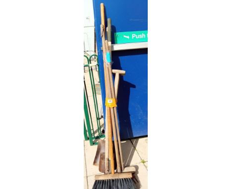 A good lot of garden tools COLLECT ONLY