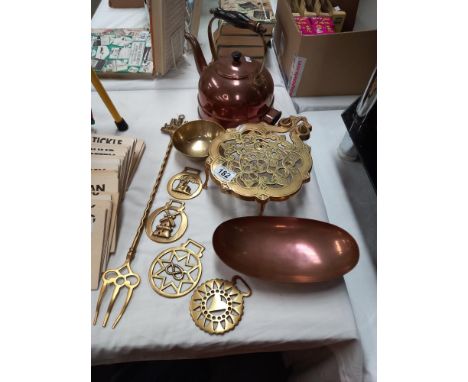 A vintage electric copper kettle including brassware, trivet &amp; horse brasses COLLECT ONLY 