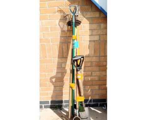 A good lot of garden tools COLLECT ONLY