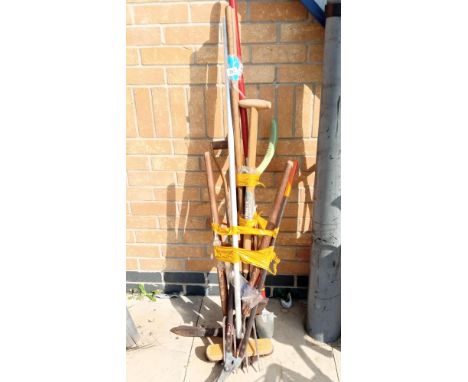 A good lot of garden tools COLLECT ONLY