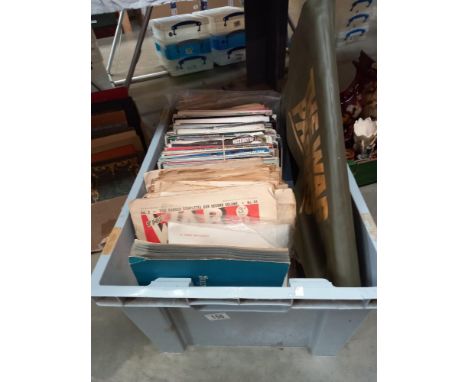 A good collection of vintage magazines including the cricketer, the war papers, history of the n20th century &amp; the war il