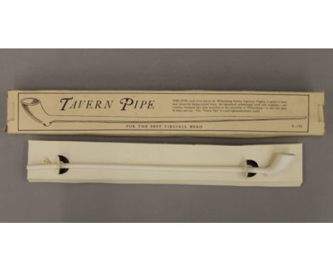 A boxed Tavern pipe. The box 47.5 cm long.