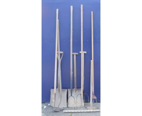A quantity of various wooden-handled vintage gardening tools. The largest 195 cm long.